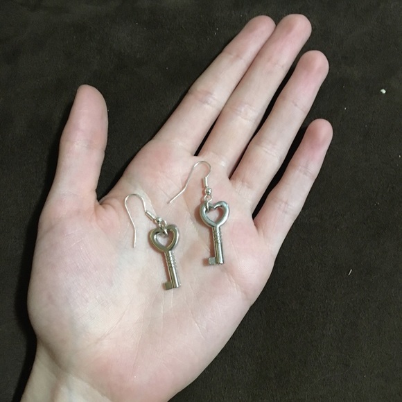 demonia heart key earrings - Picture 2 of 4